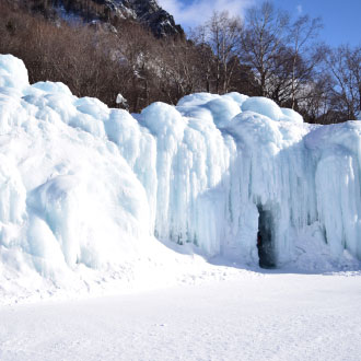 雪夢幻北海道破冰船5日~阿寒湖雪上活動.冰上釣魚.流冰精靈.層雲峽冰瀑祭.狐狸村.白色燈節.三大螃蟹吃到飽